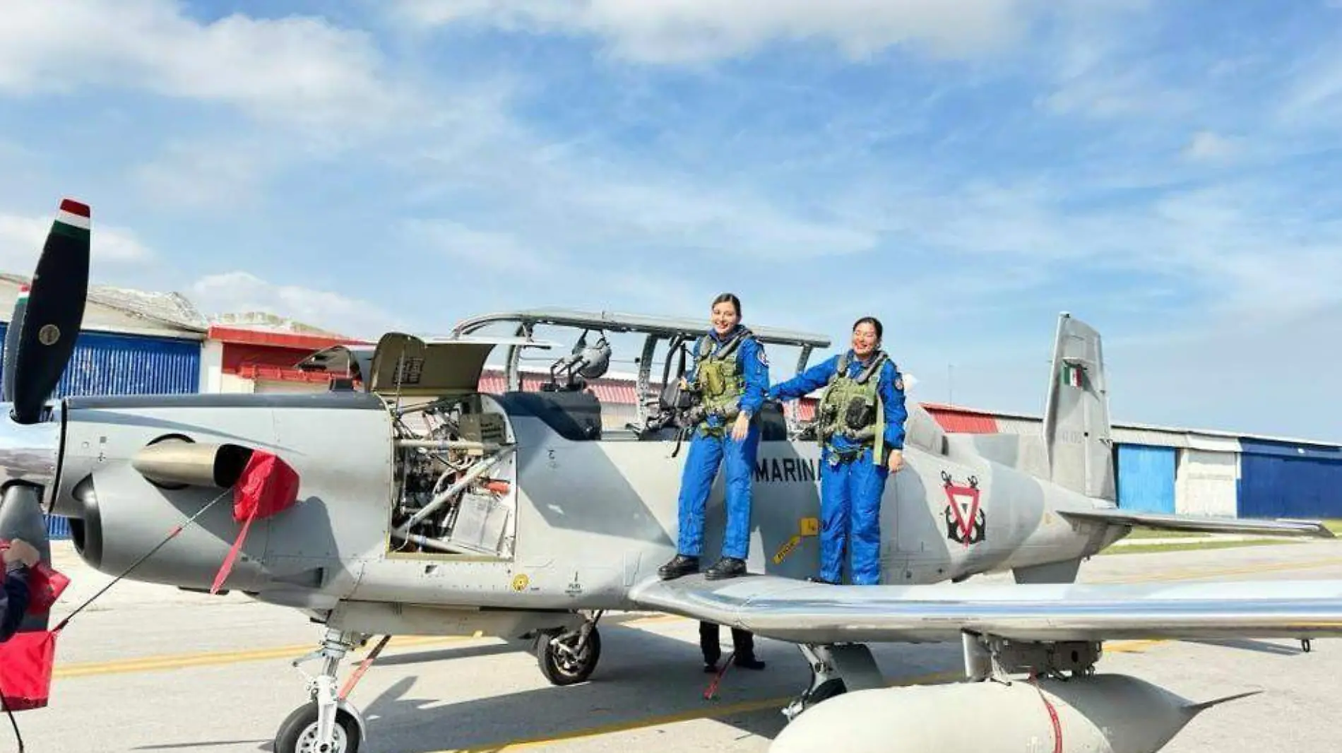 Primer vuelo militar tripulado por mujeres